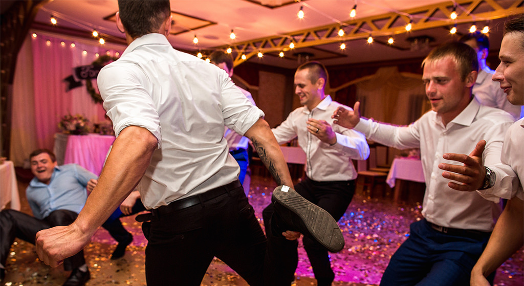 Groomsmen dancing to a 90s song at a wedding