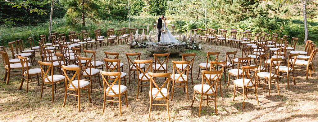 A circular wedding ceremony set with a bride and groom kissing in the middle.