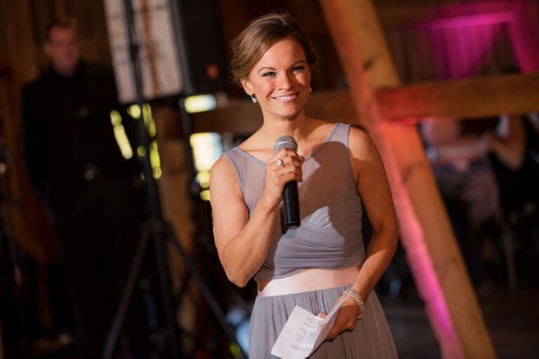 A Maid of Honor giving a speech. This is for the article called maid of honor speech quotes