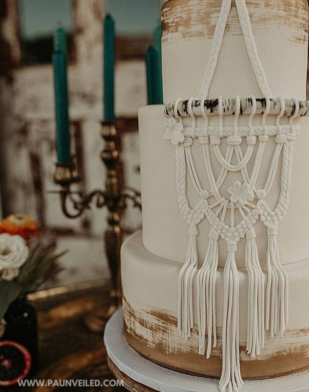 An elegant country-western wedding cake