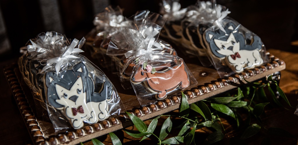 Custom wedding favors that are cookies that look like the couple's dogs
